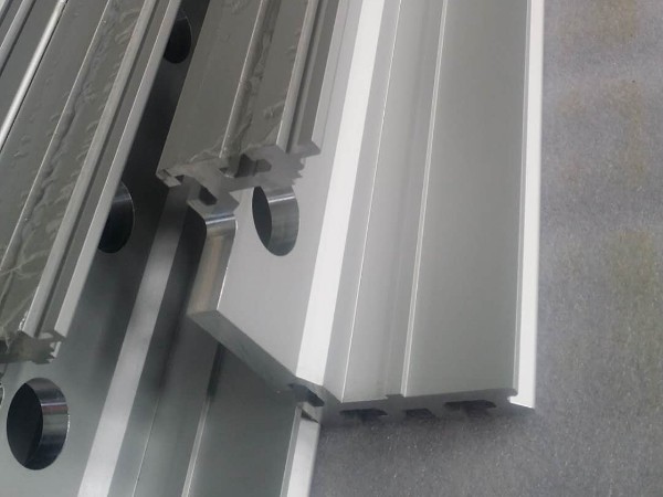 鋁型材在電氣工業(yè)上有怎樣的開發(fā)與應用？